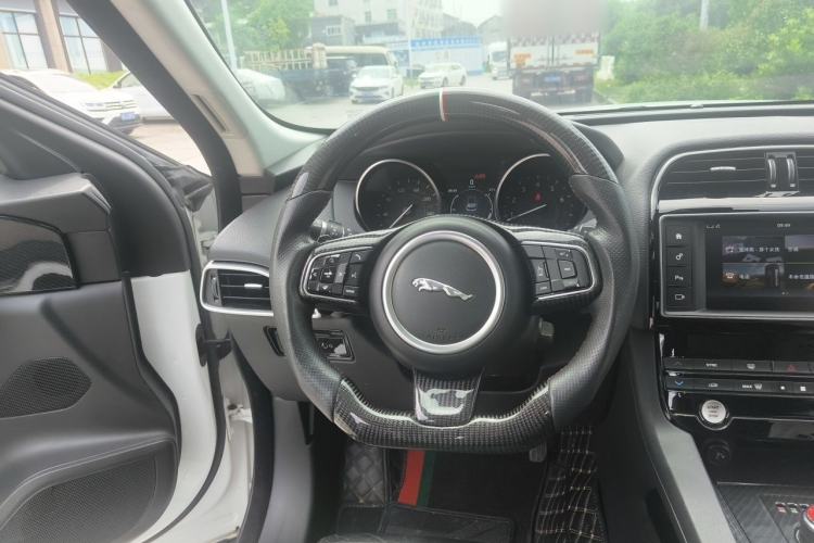 Used Jaguar F-PACE 2016 2.0T Two-Wheel Drive Urban Luxury Edition Steering Wheel