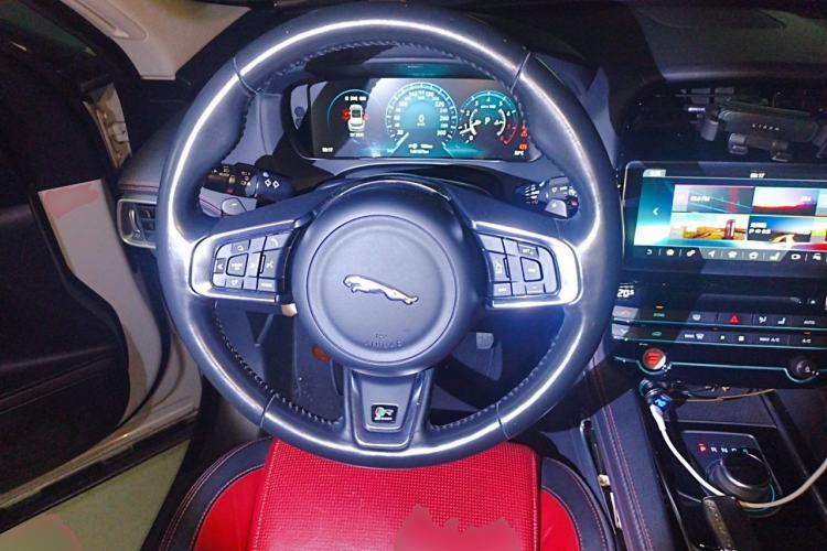 Used Jaguar F-PACE 2016 2.0T Two-Wheel Drive Urban Luxury Edition Steering Wheel