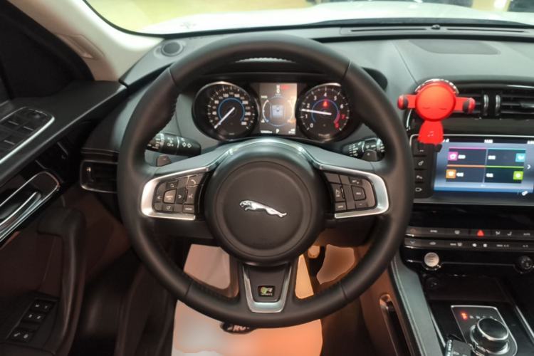 Used Jaguar F-PACE 2016 3.0 SC Four-Wheel Drive R-Sport Sport Edition Steering Wheel