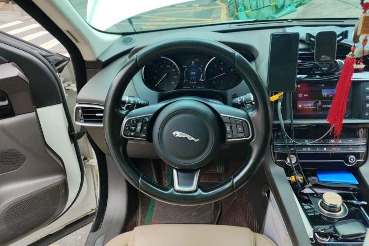 Used Jaguar F-PACE 2016 2.0T Two-Wheel Drive Urban Luxury Edition Steering Wheel