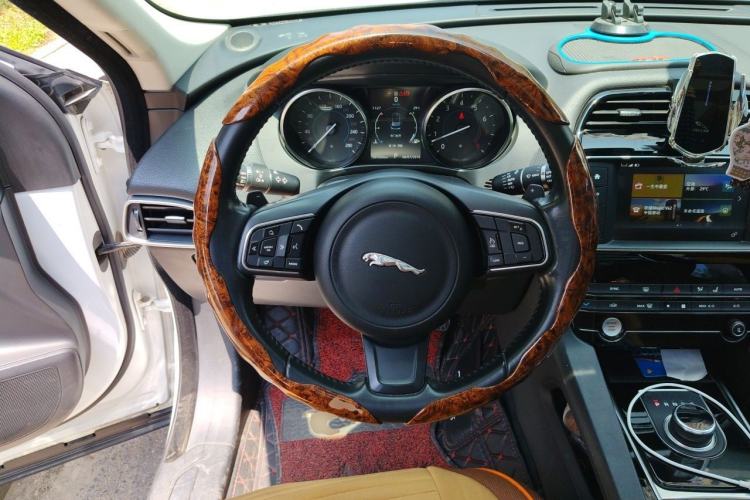 Used Jaguar F-PACE 2016 2.0T Two-Wheel Drive Urban Luxury Edition Steering Wheel