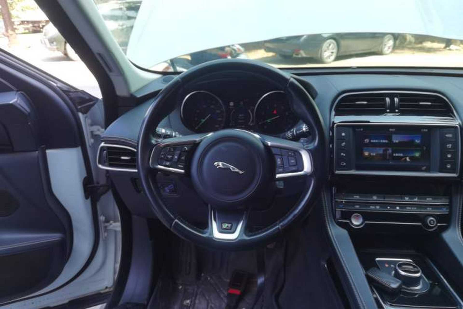 Used Jaguar F-PACE 2016 3.0 SC Four-Wheel Drive R-Sport Sport Edition Steering Wheel