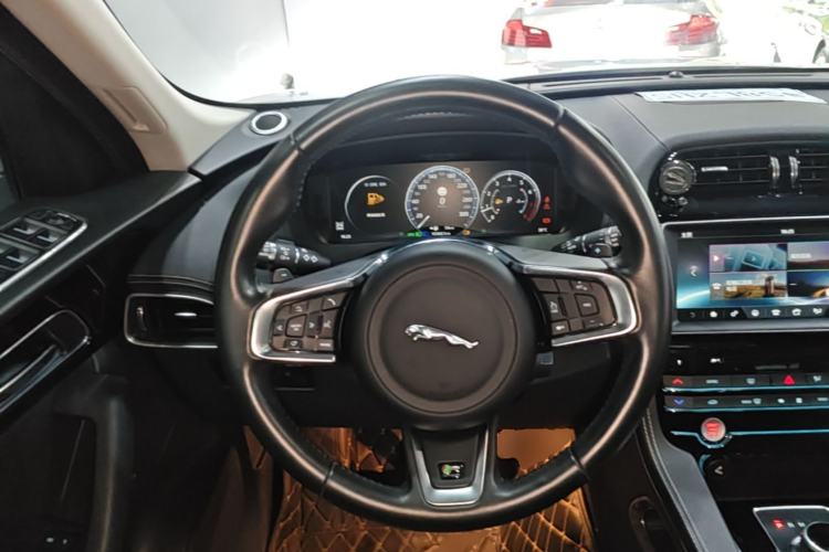 Used Jaguar F-PACE 2016 2.0T Two-Wheel-Drive R-Sport Sport Edition Steering Wheel