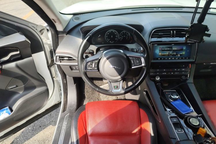 Used Jaguar F-PACE 2016 2.0T Two-Wheel-Drive R-Sport Sport Edition Steering Wheel