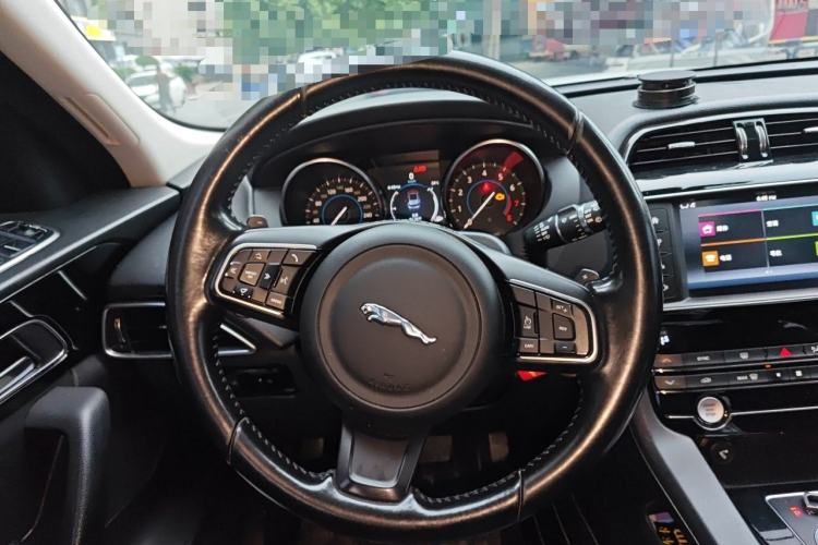 Used Jaguar F-PACE 2016 2.0T Two-Wheel Drive Urban Luxury Edition Steering Wheel