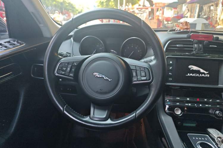 Used Jaguar F-PACE 2016 2.0T Two-Wheel Drive Urban Luxury Edition Steering Wheel