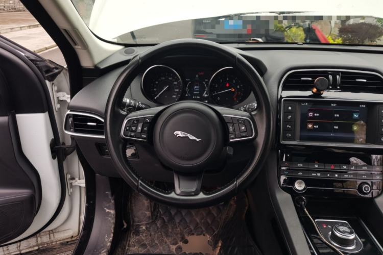 Used Jaguar F-PACE 2016 2.0T Two-Wheel Drive Urban Luxury Edition Steering Wheel