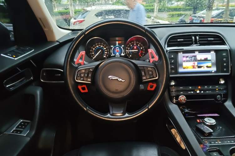Used Jaguar F-PACE 2016 2.0T Two-Wheel Drive Urban Luxury Edition Steering Wheel
