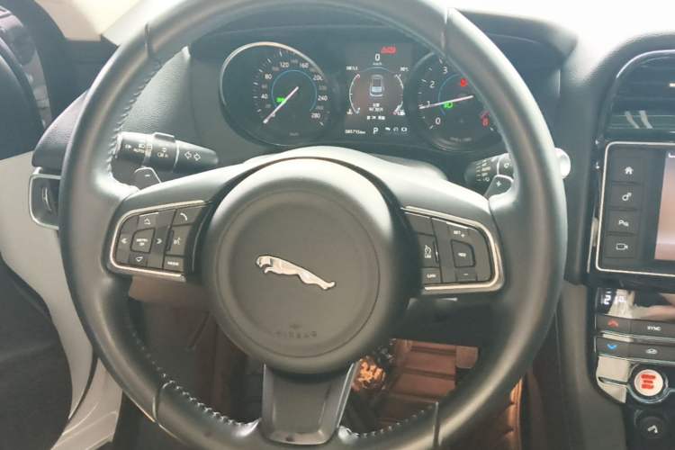 Used Jaguar F-PACE 2016 2.0T Two-Wheel Drive Urban Luxury Edition Steering Wheel