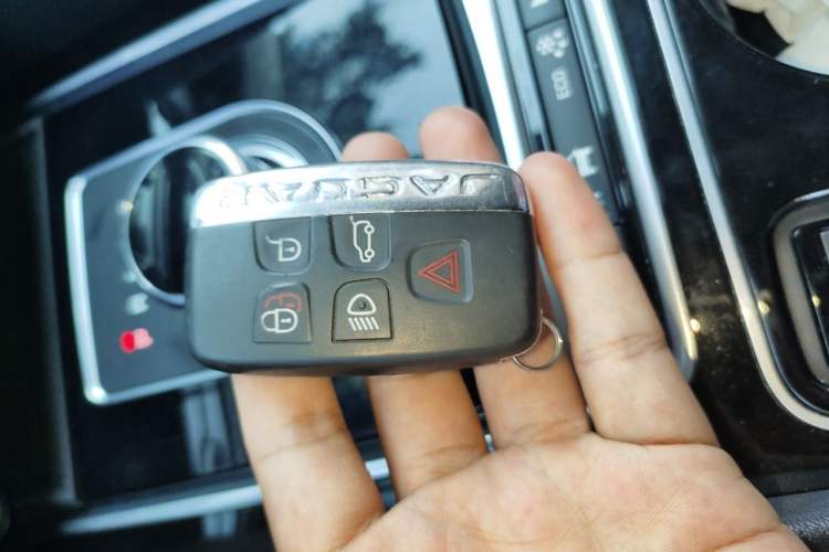 Used Jaguar F-PACE 2016 2.0T Two-Wheel-Drive R-Sport Sport Edition Vehicle Key