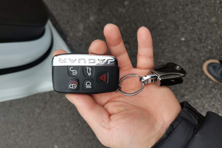 Used Jaguar F-PACE 2016 2.0T Two-Wheel Drive Urban Luxury Edition Vehicle Key
