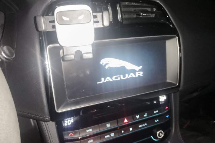 Used Jaguar F-PACE 2016 3.0 SC Four-Wheel Drive S High-Performance First-Edition Limited Model Audio And AC Panel
