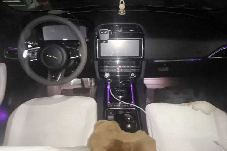 Used Jaguar F-PACE 2016 3.0 SC Four-Wheel Drive S High-Performance First-Edition Limited Model Center Console