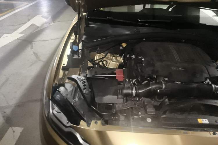 Used Jaguar F-PACE 2016 3.0 SC Four-Wheel Drive S High-Performance First-Edition Limited Model Engine Bay Right