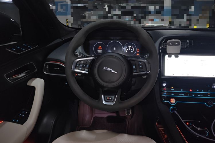 Used Jaguar F-PACE 2016 3.0 SC Four-Wheel Drive S High-Performance First-Edition Limited Model Steering Wheel