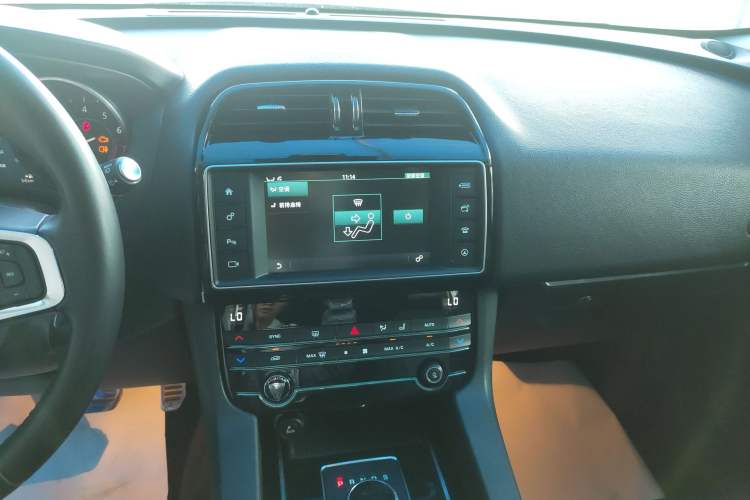 Used Jaguar F-PACE 2018 2.0T Two-Wheel Drive Urban Deluxe Edition Audio And AC Panel
