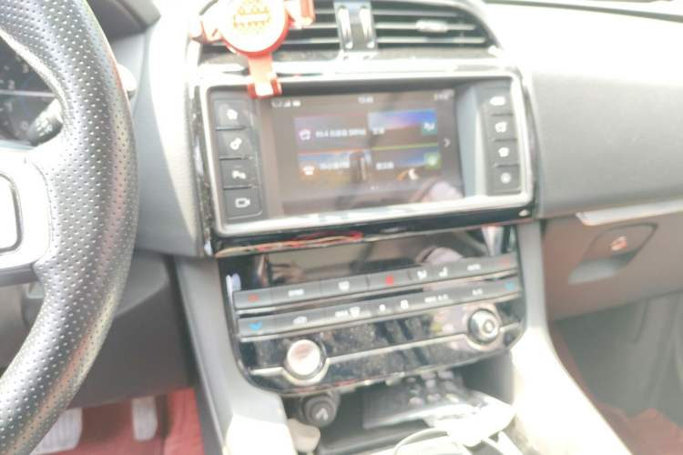 Used Jaguar F-PACE 2018 2.0T Four-Wheel Drive Urban Luxury Edition Audio And AC Panel