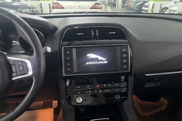 Used Jaguar F-PACE 2018 2.0T Four-Wheel Drive Urban Luxury Edition Audio And AC Panel