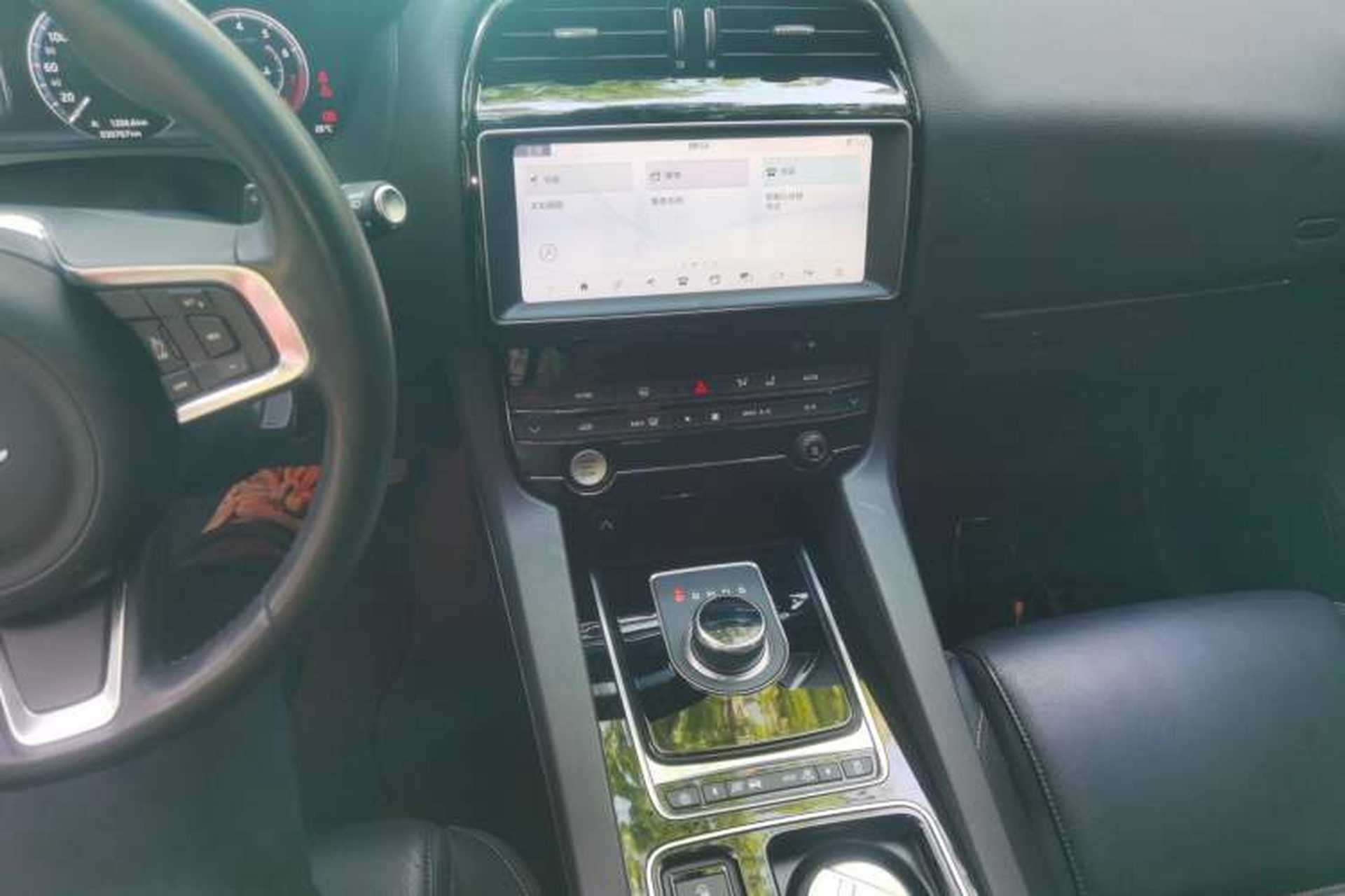 Used Jaguar F-PACE 2018 2.0T Two-Wheel Drive Urban Deluxe Edition Audio And AC Panel
