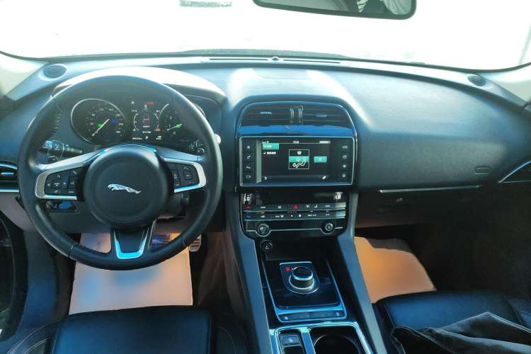 Used Jaguar F-PACE 2018 2.0T Two-Wheel Drive Urban Deluxe Edition Center Console
