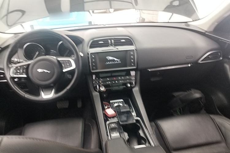 Used Jaguar F-PACE 2018 2.0T Four-Wheel Drive Urban Luxury Edition Center Console