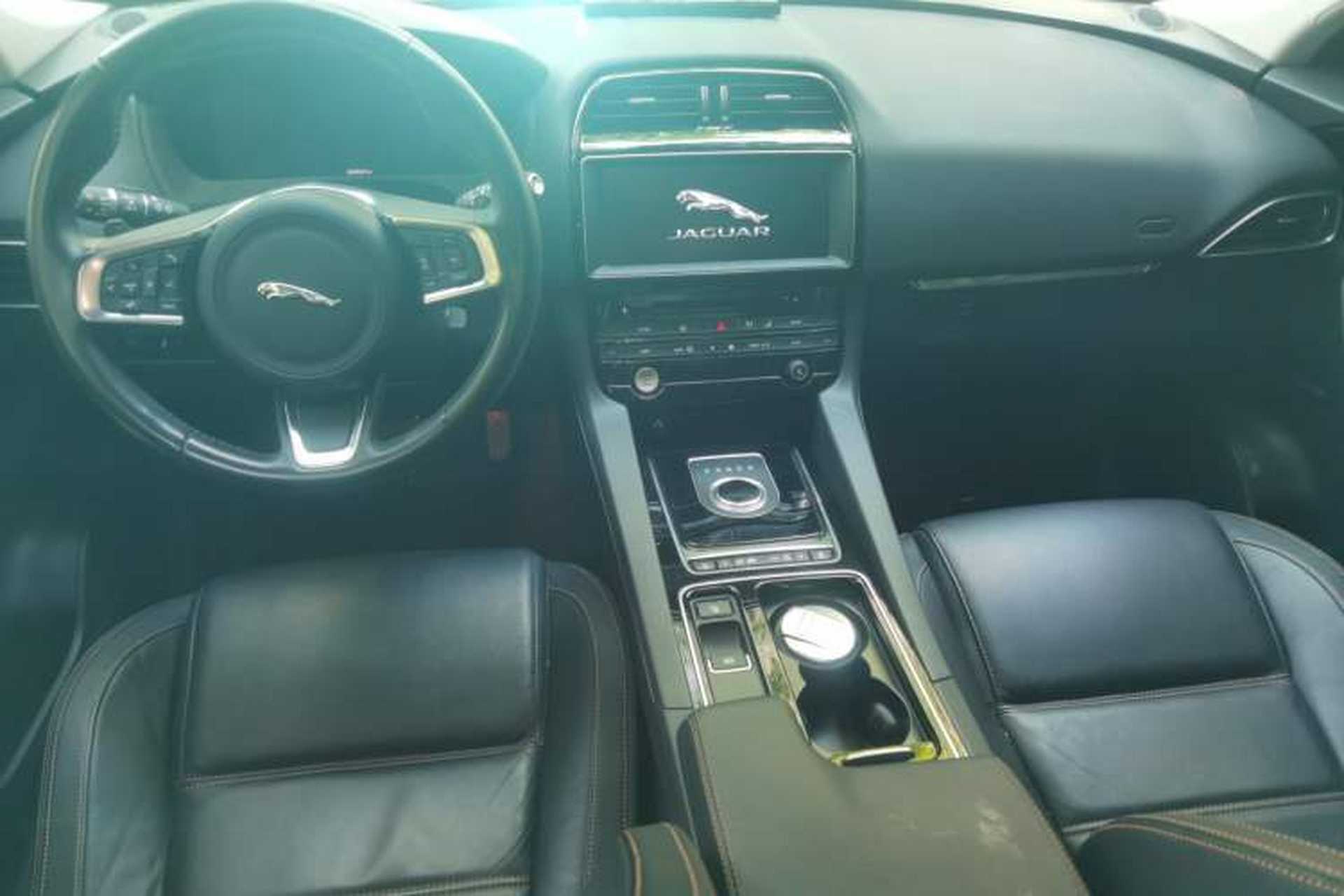 Used Jaguar F-PACE 2018 2.0T Two-Wheel Drive Urban Deluxe Edition Center Console
