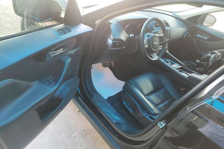 Used Jaguar F-PACE 2018 2.0T Two-Wheel Drive Urban Deluxe Edition Driver Seat