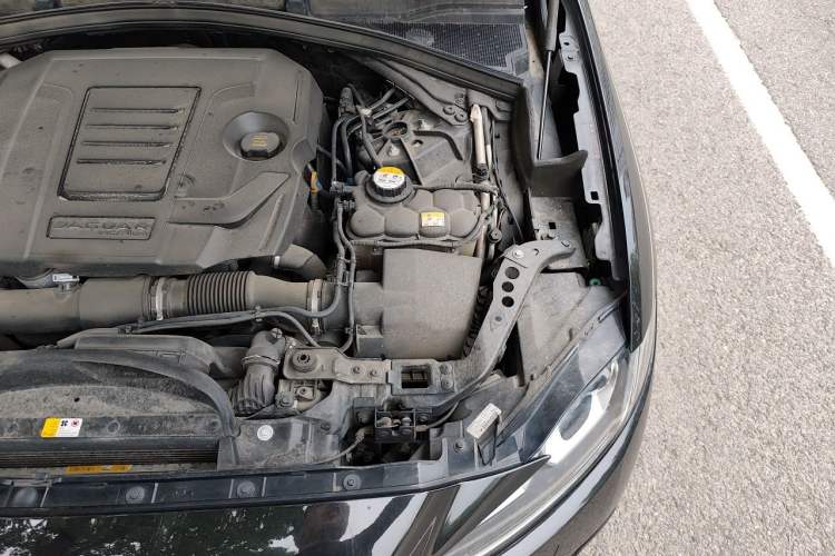 Used Jaguar F-PACE 2018 2.0T Four-Wheel Drive Urban Luxury Edition Engine Bay Left