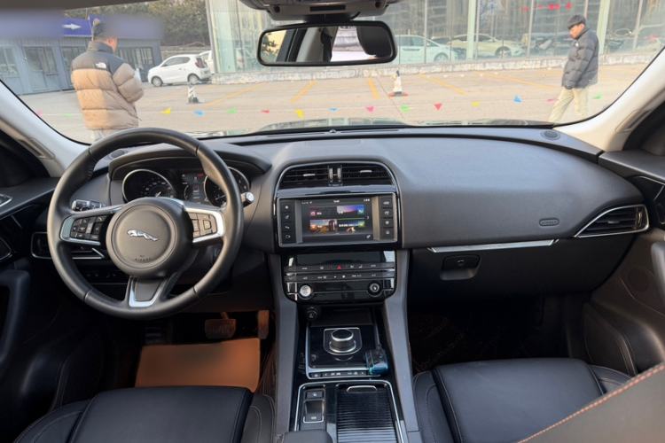 Used Jaguar F-PACE 2018 2.0T Four-Wheel Drive Urban Luxury Edition Interior 2