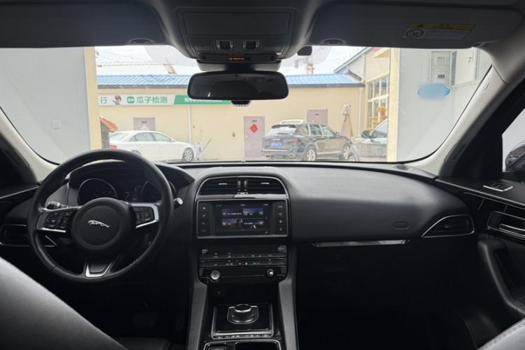 Used Jaguar F-PACE 2018 2.0T Four-Wheel Drive Urban Luxury Edition Interior 3