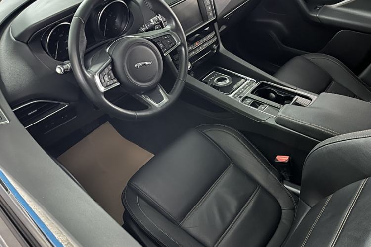 Used Jaguar F-PACE 2018 2.0T Four-Wheel Drive Urban Luxury Edition Interior 4