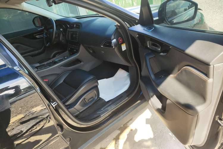 Used Jaguar F-PACE 2018 2.0T Two-Wheel Drive Urban Deluxe Edition Right Front Seat