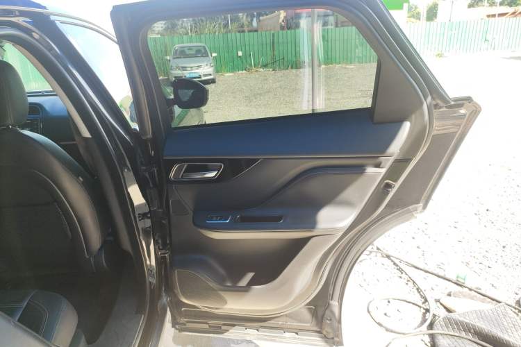 Used Jaguar F-PACE 2018 2.0T Two-Wheel Drive Urban Deluxe Edition Right Rear Door Interior
