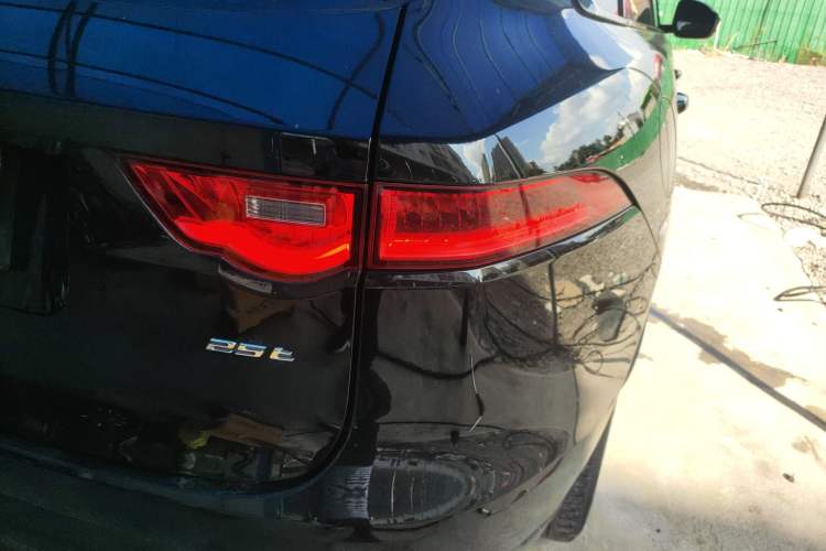 Used Jaguar F-PACE 2018 2.0T Two-Wheel Drive Urban Deluxe Edition Right Rear Taillight