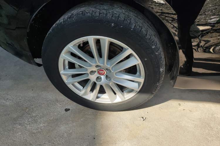 Used Jaguar F-PACE 2018 2.0T Two-Wheel Drive Urban Deluxe Edition Right Rear Wheel Hub
