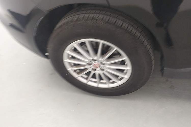 Used Jaguar F-PACE 2018 2.0T Four-Wheel Drive Urban Luxury Edition Right Rear Wheel Hub