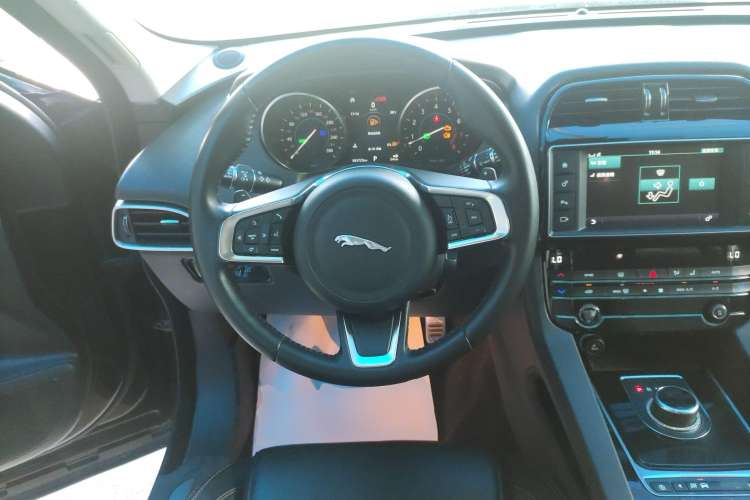 Used Jaguar F-PACE 2018 2.0T Two-Wheel Drive Urban Deluxe Edition Steering Wheel