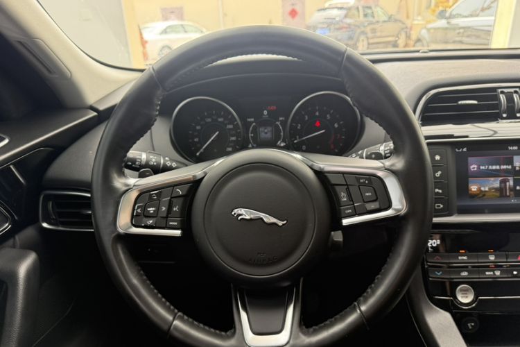Used Jaguar F-PACE 2018 2.0T Four-Wheel Drive Urban Luxury Edition Steering Wheel
