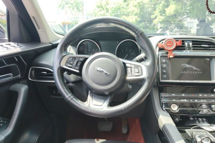 Used Jaguar F-PACE 2018 2.0T Four-Wheel Drive Urban Luxury Edition Steering Wheel