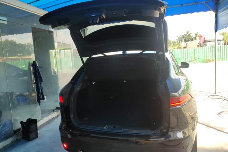 Used Jaguar F-PACE 2018 2.0T Two-Wheel Drive Urban Deluxe Edition Trunk