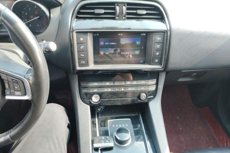Used Jaguar F-PACE 2018 2.0T Two-Wheel Drive Urban Deluxe Edition Audio And AC Panel