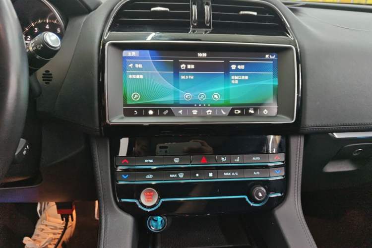 Used Jaguar F-PACE 2018 2.0T Two-Wheel Drive Urban Deluxe Edition Audio And AC Panel