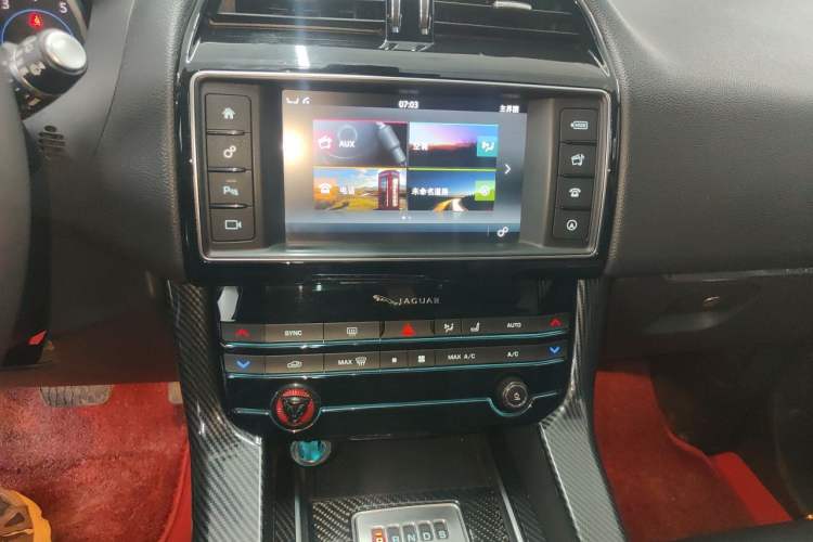 Used Jaguar F-PACE 2018 2.0T Four-Wheel Drive Urban Luxury Edition Audio And AC Panel