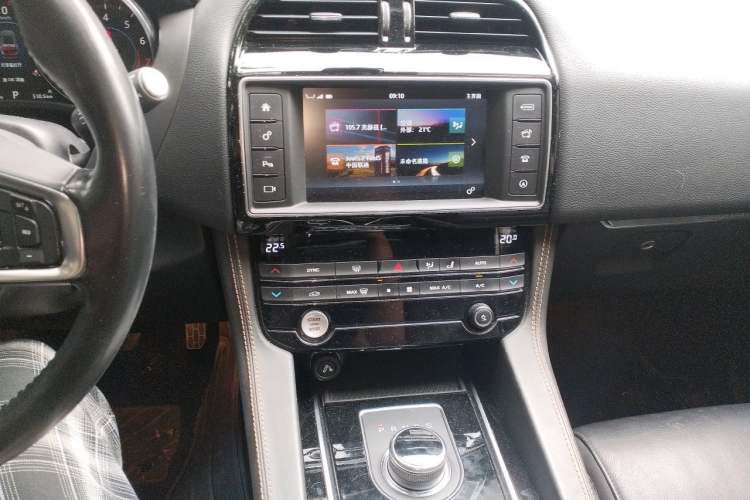 Used Jaguar F-PACE 2018 2.0T Four-Wheel Drive Urban Luxury Edition Audio And AC Panel