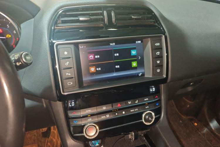 Used Jaguar F-PACE 2018 2.0T Two-Wheel Drive Urban Deluxe Edition Audio And AC Panel