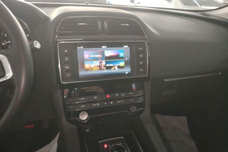 Used Jaguar F-PACE 2018 2.0T Two-Wheel Drive Urban Deluxe Edition Audio And AC Panel