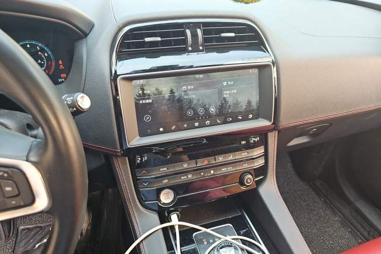 Used Jaguar F-PACE 2018 Restyled 2.0T All-Wheel-Drive R-Sport Sport Edition Audio And AC Panel
