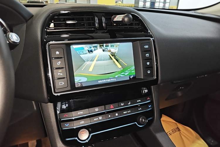Used Jaguar F-PACE 2018 2.0T Two-Wheel Drive Urban Deluxe Edition Audio And AC Panel