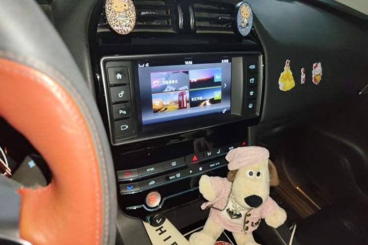 Used Jaguar F-PACE 2018 2.0T Two-Wheel Drive Urban Deluxe Edition Audio And AC Panel