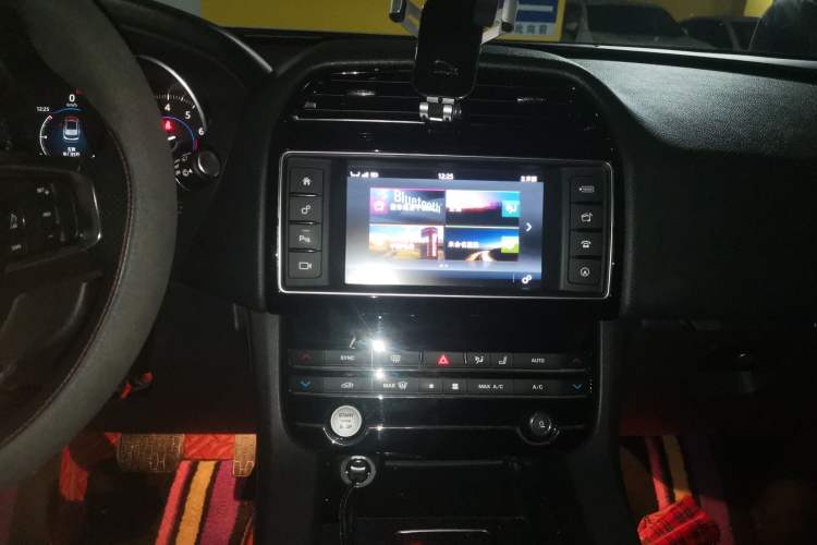 Used Jaguar F-PACE 2018 2.0T Four-Wheel Drive Urban Luxury Edition Audio And AC Panel